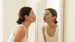 Rispetto di sé dopo i 50: la triade quotidiana che cambia come ti presenti al mondo