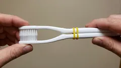 Legate insieme due vecchi spazzolini da denti e rimarrete sorpresi di quanto diventerà più facile pulirli