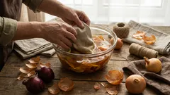 Rafforza i capelli, allontana i parassiti: 5 modi per usare le bucce di cipolla in casa e per le piante